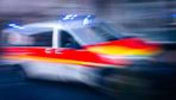 unfälle: auto prallt gegen baum: fahrer lebensbedrohlich verletzt