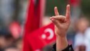 «wolfsgruß» gezeigt: verdacht: polizist soll türkischen extremisten nahestehen
