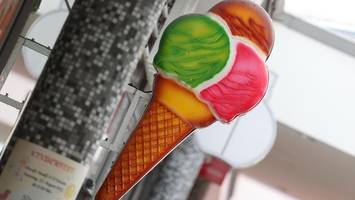 mann mit grauem schal überfällt eisdiele in eppendorf – bei schlechtem wetter
