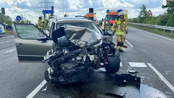 Transporter und Skoda kollidieren bei Autobahnauffahrt – drei Verletzte