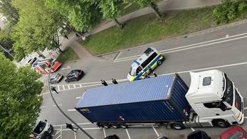 Unbekannte Flüssigkeit tropft aus Lkw – Feuerwehr und Polizei im Großeinsatz