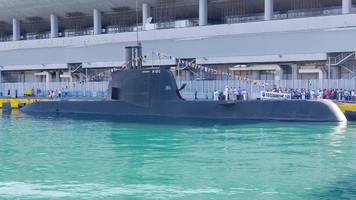 schöner fang: trawler fängt u-boot vor andros