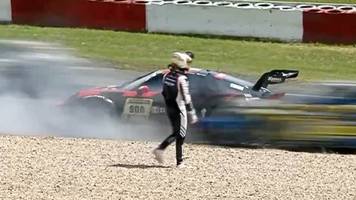 24-Stunden-Rennen auf dem Nürburgring: Fahrer wird bei Unfall nur knapp verfehlt