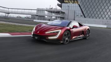 wir blasen mit chinas schnellstem elektroauto über die rennstrecke