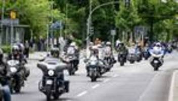 Gedenken: Motorradfahrer gedenken toter Soldaten in Berlin