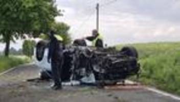unfall: auto überschlägt sich in leverkusen - zwei schwerverletzte
