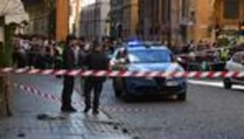 Italien: Auto fährt in Modena in Menschenmenge