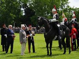 aufruf an Öffentlichkeit: könig betrübt: soldat stirbt bei pferde-show in windsor