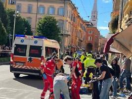 Mehrere Verletzte in Modena: Auto rast in Menschenmenge in Italien
