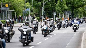 hunderte biker gedenken in berlin toter soldaten