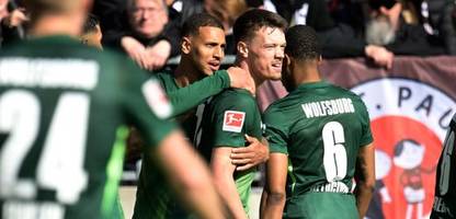 Fußball-Bundesliga kompakt: Beim VfL Wolfsburg brennt noch Licht