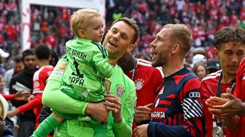 meisterfeier: manuel neuer holt söhnchen luca (2) auf den rasen