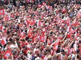 münchner marienplatz: löwen-fans kapern meisterfeier des fc bayern mit riesigem schmähplakat