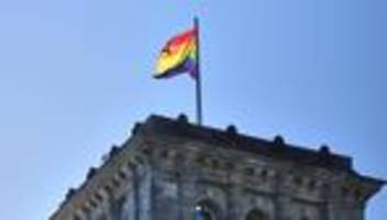 Internationaler Tag gegen Homophobie: Regenbogenflagge am Reichstagsgebäude gehisst