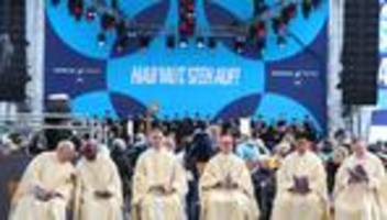 kirche: katholikentag endet mit großem gottesdienst