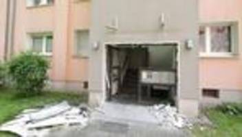 Knall mitten in der Nacht: Explosion an Wohnhaus - Ermittlungen in alle Richtungen