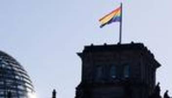 Tag gegen Homophobie: Regenbogenfahne über dem Reichstagsgebäude