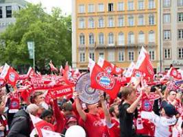 Neuer muss einschreiten: Rivale foppt Bayern-Fans bei Meisterparty mit Riesen-Beleidigung