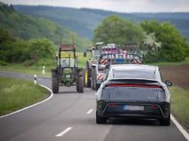 Pilotprojekt in der Eifel: Selbstfahrende Teslas chauffieren Schüler und Senioren