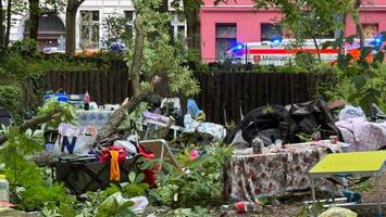 Ast fällt auf Menschengruppe – mehrere Verletzte in Kreuzberg