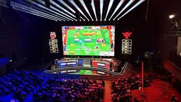 E-Sports in Berlin: Dann knallt es auf dem Screen und die Halle johlt
