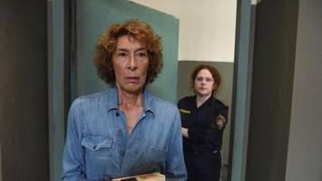 Adele Neuhauser mal auf der anderen Seite des Gesetzes