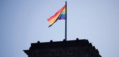 bundestag: regenbogenflagge weht über dem reichstagsgebäude