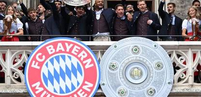 FC Bayern München: Bei der Meisterfeier starren die Stars auf ein XXL-Banner samt Beleidigung