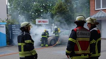 auto auf tankstelle in bergedorf in brand geraten – b5 zeitweise gesperrt
