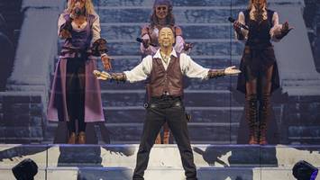 Bussi Bussi, Disco Disco: DJ BoBo feiert in Hamburg eine Winkearm-Wohlfühl-Party