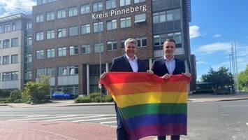 Regenbogenflagge weht: „Diskriminierung hat in der Kreisverwaltung keinen Platz!“