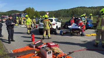 Schwerer Unfall auf B404: Zwei Rettungshubschrauber im Einsatz