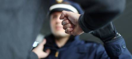 aggressiver 43-jähriger beißt polizeibeamten