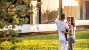 Mann baut Familie seiner Tochter Haus im eigenen Garten: „Wir sehen sie jeden einzelnen Tag”