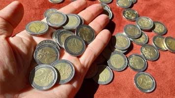 „Besonders gefährliche Form der Fälschung”: Betrüger bringen zehntausende falsche 2-Euro-Münzen in Umlauf