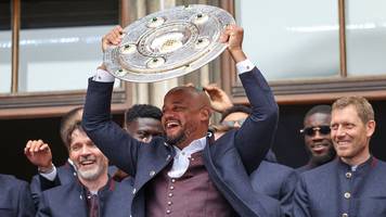 Kurioses Missgeschick bei Bayern-Feier: Kompany vergisst Meisterschale in Küche, dann eilt seine Frau zur Hilfe