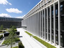 architektur des neuen strafjustizzentrums: dass hier der rechtsstaat wohnt, muss man vom klingelschild ablesen