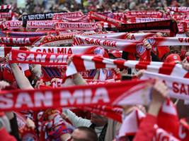 Schmäh-Plakat: Wie die Welt auf den Streich bei der FC-Bayern-Meisterfeier reagiert