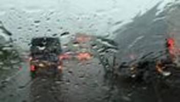 Unfallserie: Unfälle auf A7 bei Regen - ein lebensgefährlich Verletzter