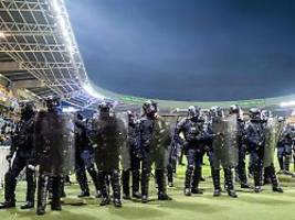 platzsturm bei absteiger nantes: vermummte anhänger erzwingen spielabbruch bei letzter erstligapartie
