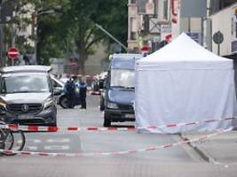 polizei nimmt teenager fest: 19-jähriger liegt tot in blutlache vor frankfurter parkhaus