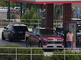 trump hat ein problem : benzinpreisschock kostet us-autofahrer milliarden dollar