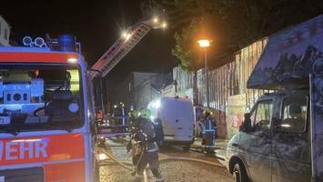 Brand auf Club-Gelände in Berlin-Lichtenberg – Feuerwehr greift zur Motorsäge