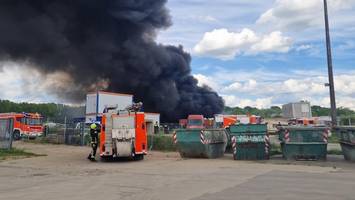 Brand in Berlin-Pankow – Rauchsäule steigt in den Himmel