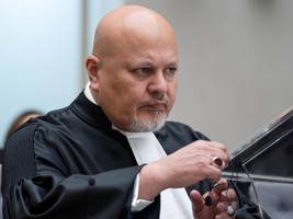 karim khan: der chefankläger des weltstrafgerichts ist wieder da, in den medien zumindest
