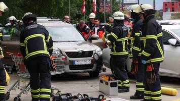 Mann zwischen zwei Autos eingeklemmt – Großeinsatz für die Feuerwehr