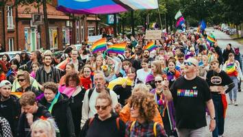 Norderstedt hisst Regenbogenflagge: Demo zum Christopher Street Day