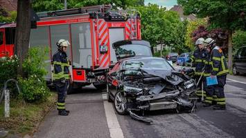 Schwerer Unfall in Fuhlsbüttel: Zwei Autos prallen frontal zusammen