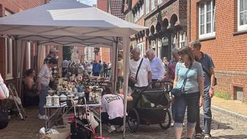 Trödel, Fisch und Schiffe: Drei Gründe, den Flohmarkt in Lauenburg zu besuchen