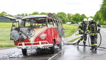 vw bulli brennt völlig aus: feuer schrottet hübschen liebhaber-oldtimer